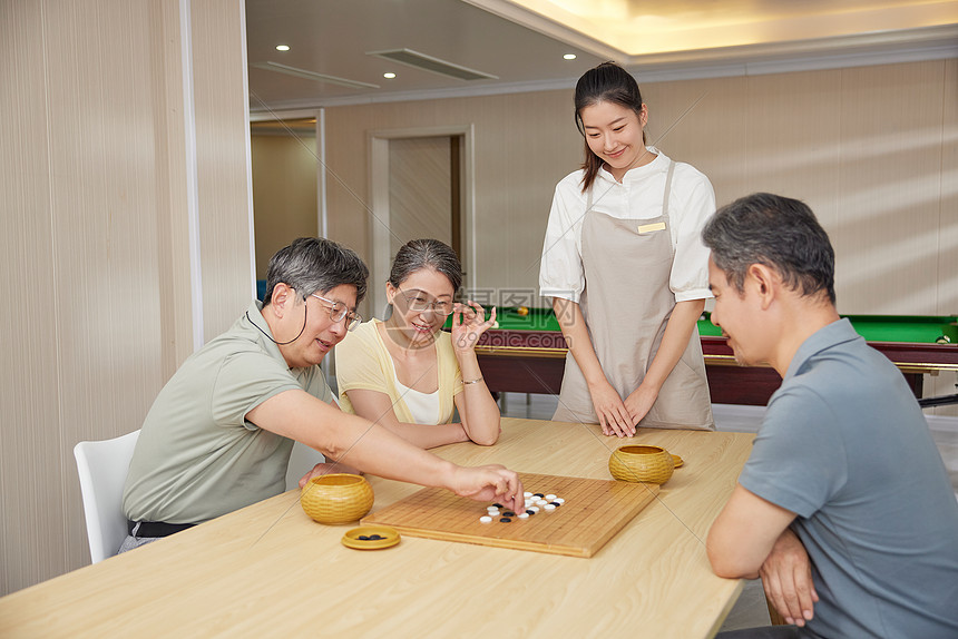 活动室里下棋的老人和护工图片