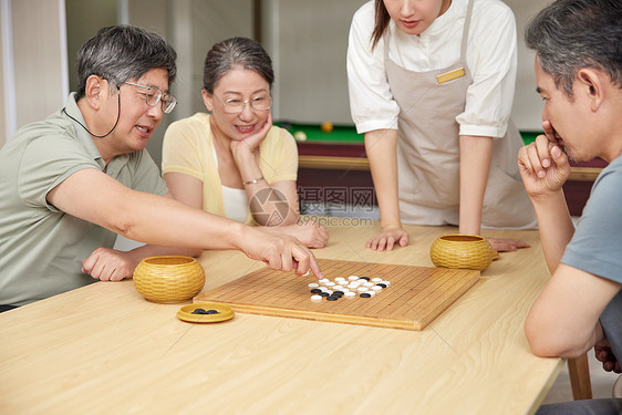 活动室下棋的老年人们图片