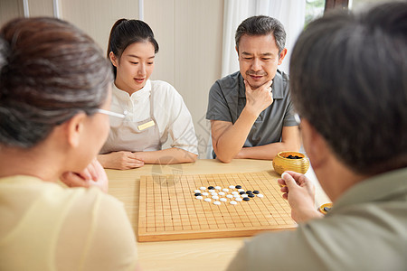 护工陪同老年人玩围棋图片