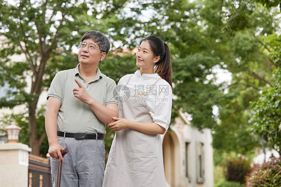 护工带着老人户外散步看风景图片