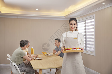 老年人饮食营养师给老人送上餐点背景