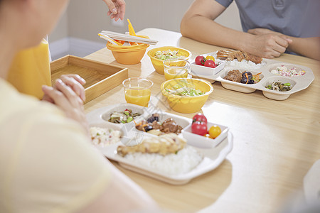 养老院餐桌上的营养餐食图片