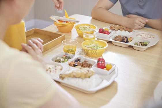 养老院餐桌上的营养餐食图片