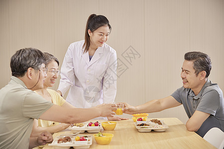 老人护理营养师负责老人们的饮食背景