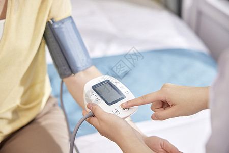 养老院护工给老人量血压特写图片