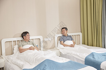 老人陪伴老年康复中心卧室聊天的老年人背景