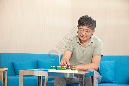 老人在养老院玩积木图片