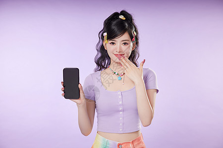 紫色美女女性开心展示手机屏幕背景