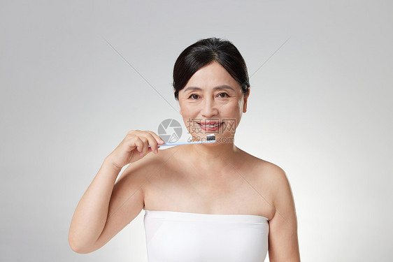 刷牙的中年女性图片