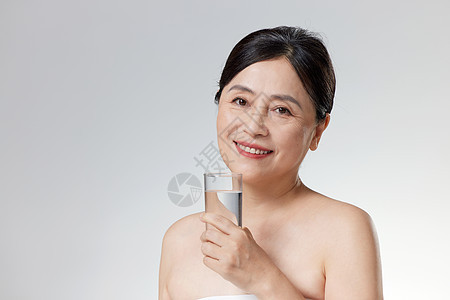 中年女性喝水补水图片