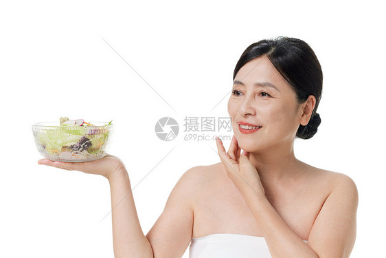 健康饮食女展示沙拉图片