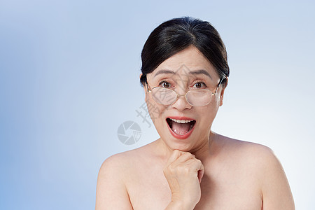 戴眼镜中年女性惊讶表情图片