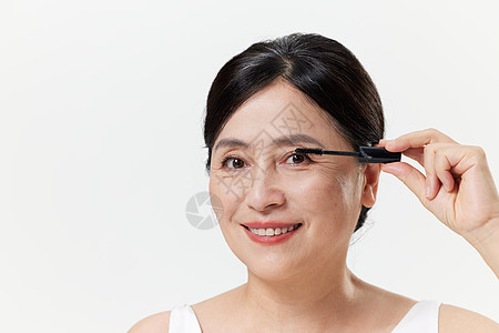 中年女性使用睫毛膏图片