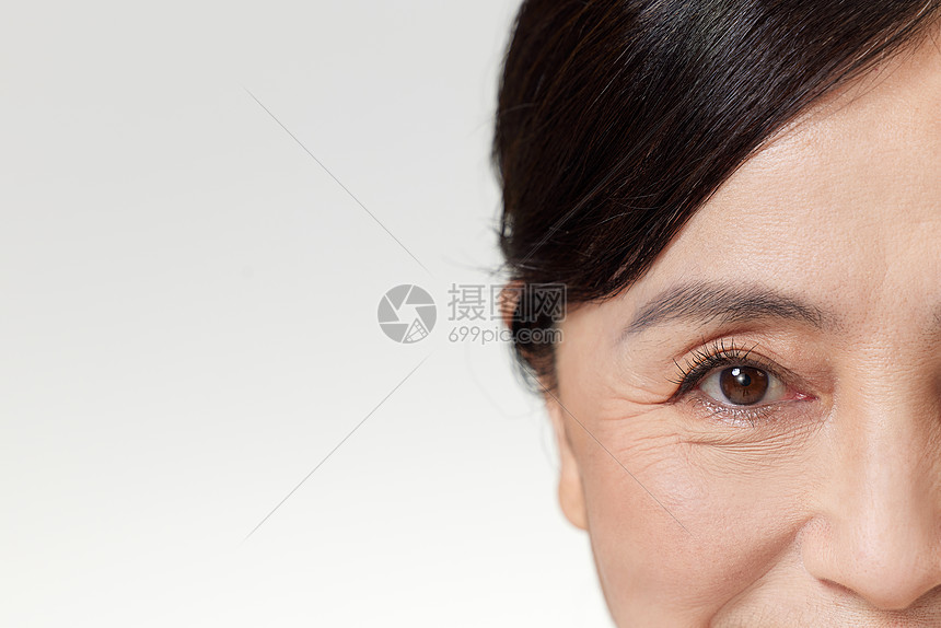 中年女性眼部特写图片