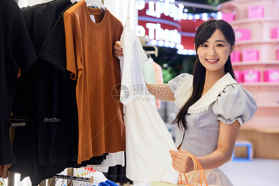 美女商店挑选服装形象图片