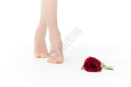 女性足部护理和玫瑰花图片