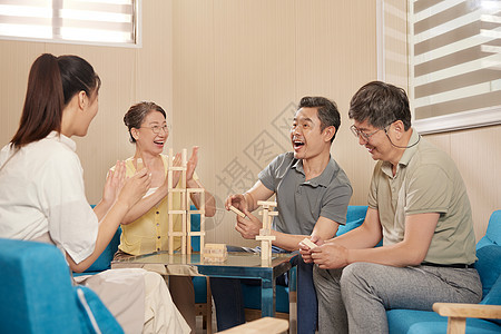 老人和护工一起开心的玩游戏交谈图片