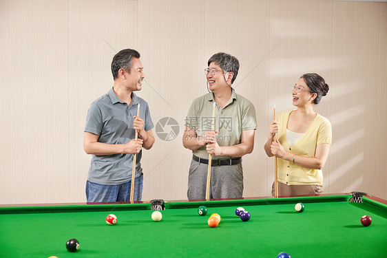 老年活动室打桌球开心的人图片
