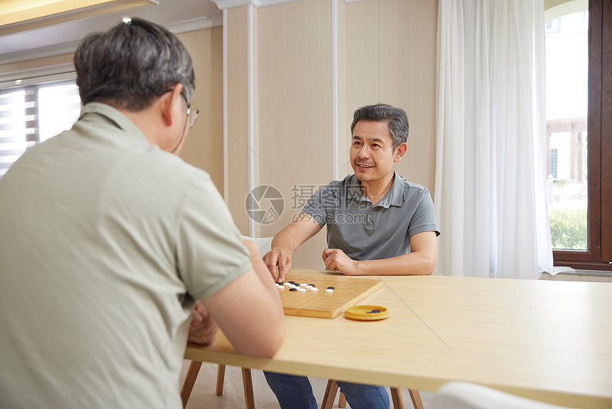 在活动室下棋的老人图片