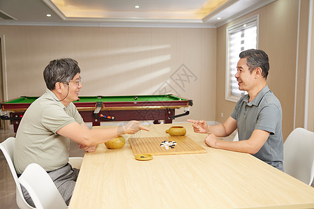 老年活动老人在棋牌活动室下棋背景