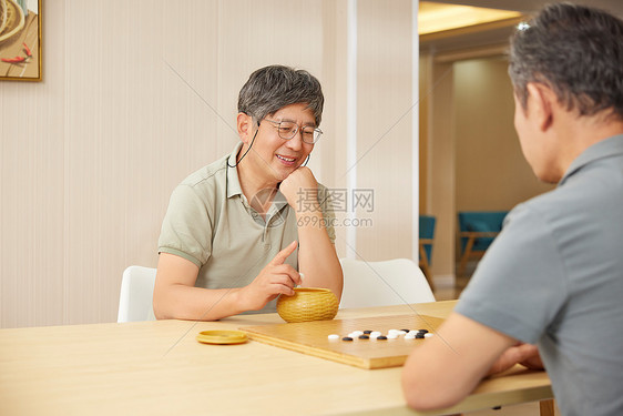 在棋牌活动室下棋的老人图片