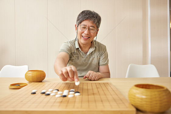 在活动室下棋的老人图片