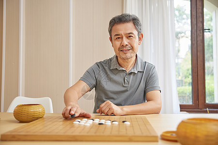 在活动室下棋的老人图片