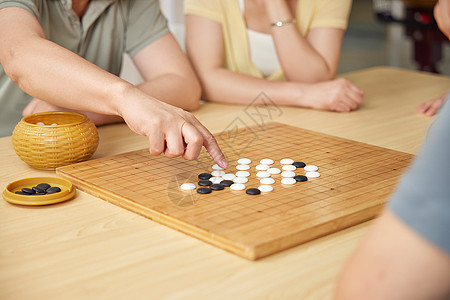 老年室内生活在活动室下棋的老人背景