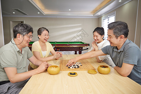 老年室内生活护工陪同老人在活动室下棋背景