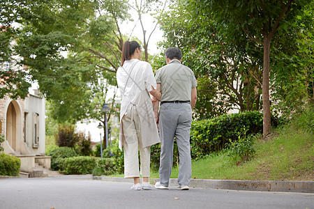 放松休闲护工陪同老人散步背景