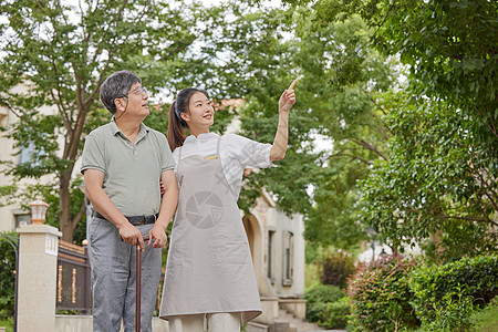 放松生活护工陪同老人散步背景