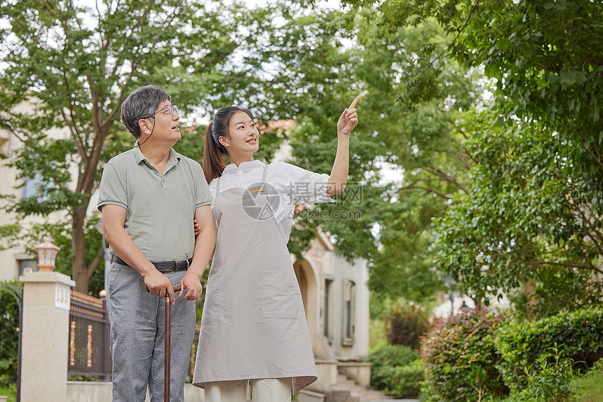 护工陪同老人散步图片