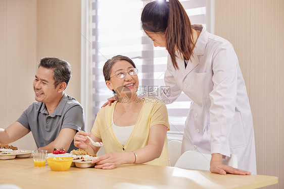 营养师给老人配制餐食图片