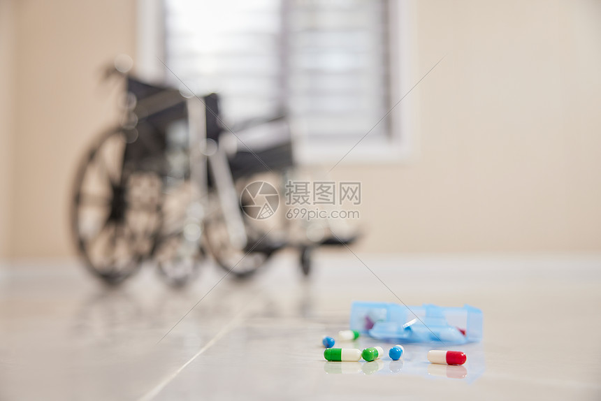 养老院地上散落的药丸图片