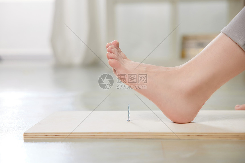 女性脚踩到钉子图片