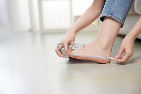 女性用卷尺测量脚长图片