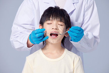看牙医的小朋友图片