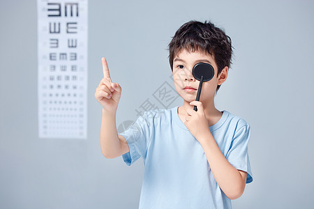 视觉感在做视力检查的小男孩背景