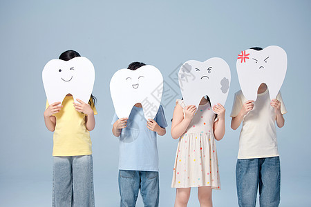 儿童手拿不同状态的牙齿模型图片