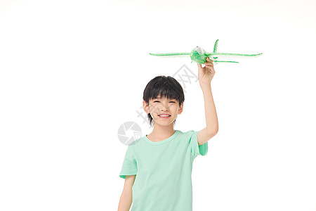 男孩手拿飞机手拿飞机玩具的儿童背景