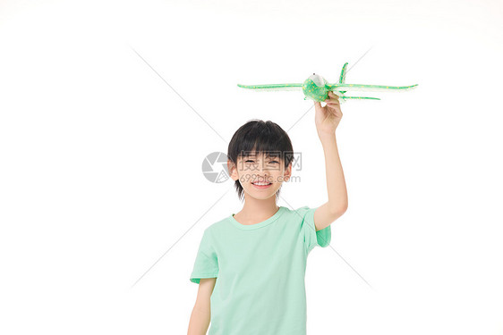 手拿飞机玩具的儿童图片