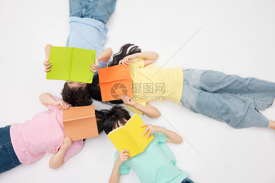 儿童躺在地上看书图片