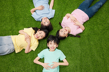 孩子躺在草坪上躺在草坪上开心大笑的孩子们背景