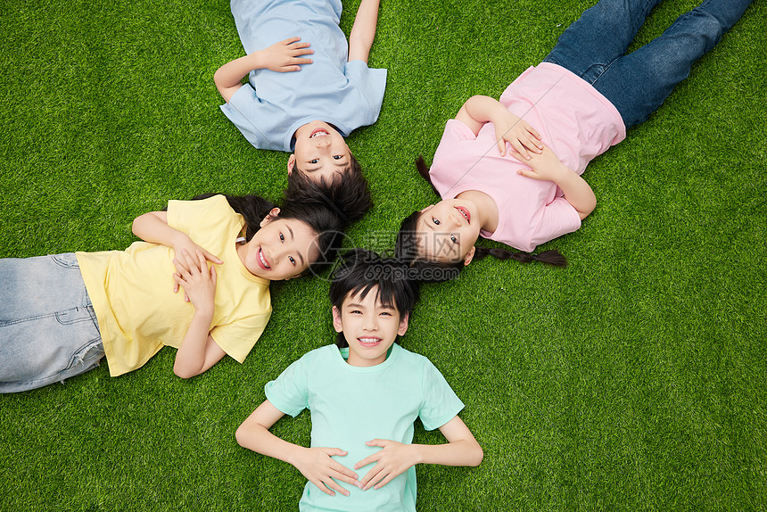 躺在草坪上开心大笑的孩子们图片