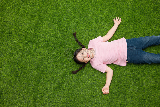 躺在草坪上的可爱小女孩图片