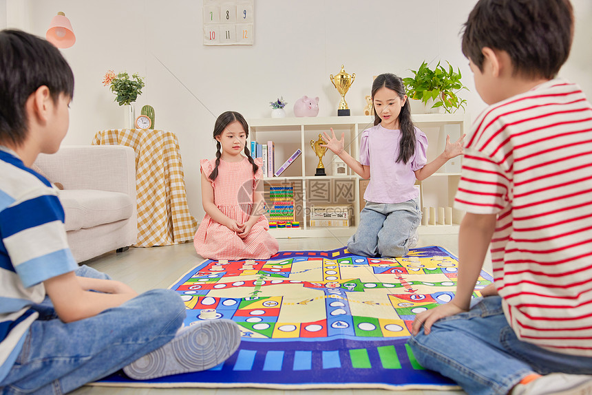 儿童好友在家一起玩飞行棋游戏图片