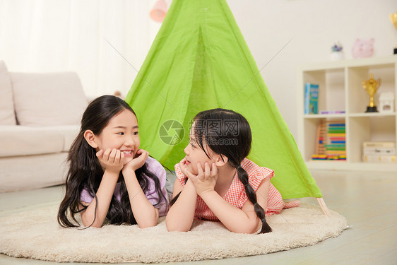 帐篷前面玩耍的二个女孩图片