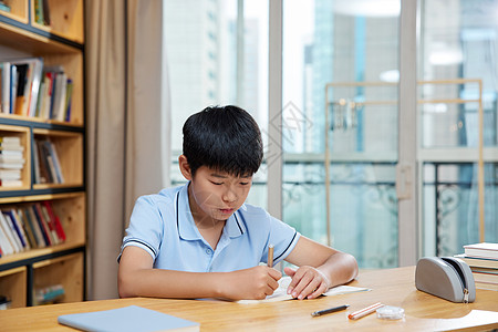 小学生电脑书桌前认真学习的男孩背景