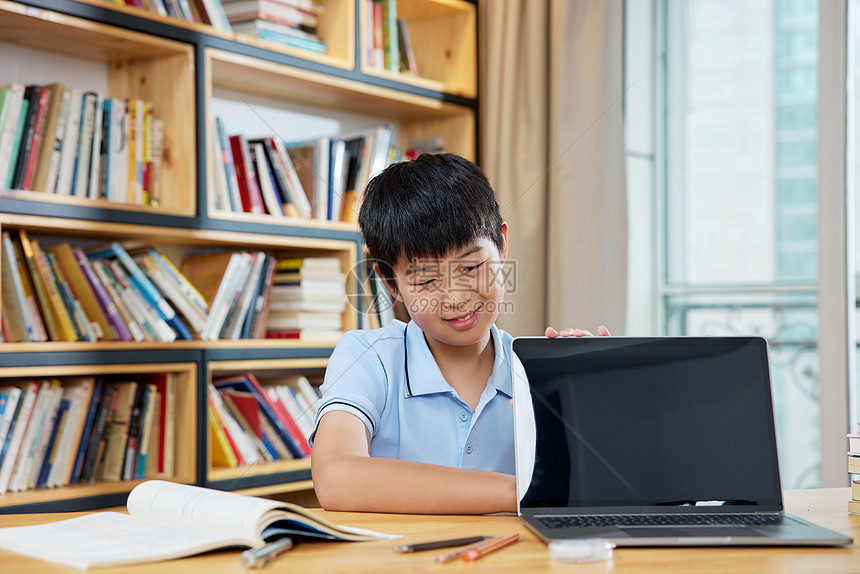 使用电脑学习的男孩图片