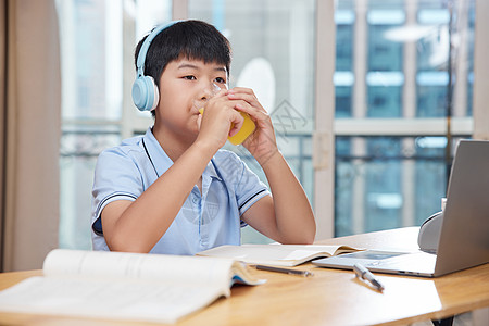 喝果汁的学生高清图片